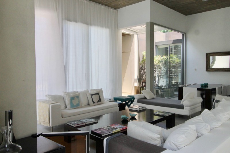 Excelente casa emplazada en una planta en Laguna Blanca